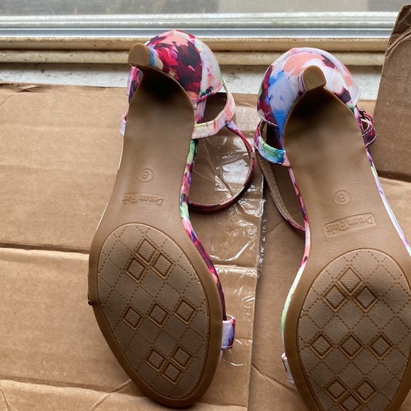 Small heel sandals more like a pump cutsy - Picture 9 of 12